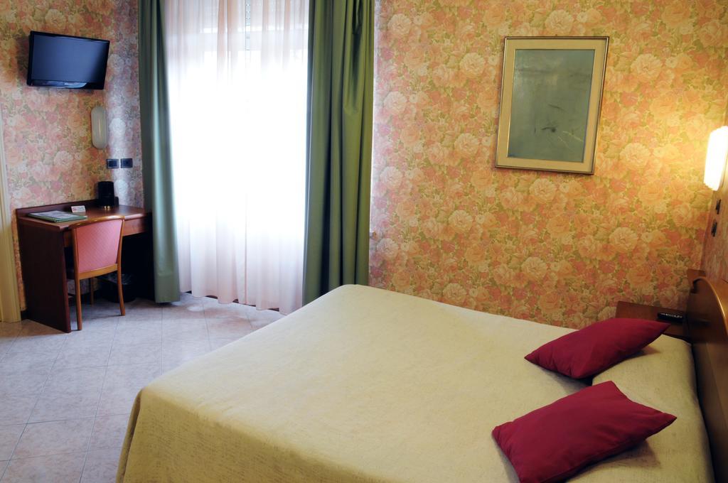 Hotel Button ปาร์มา ภายนอก รูปภาพ