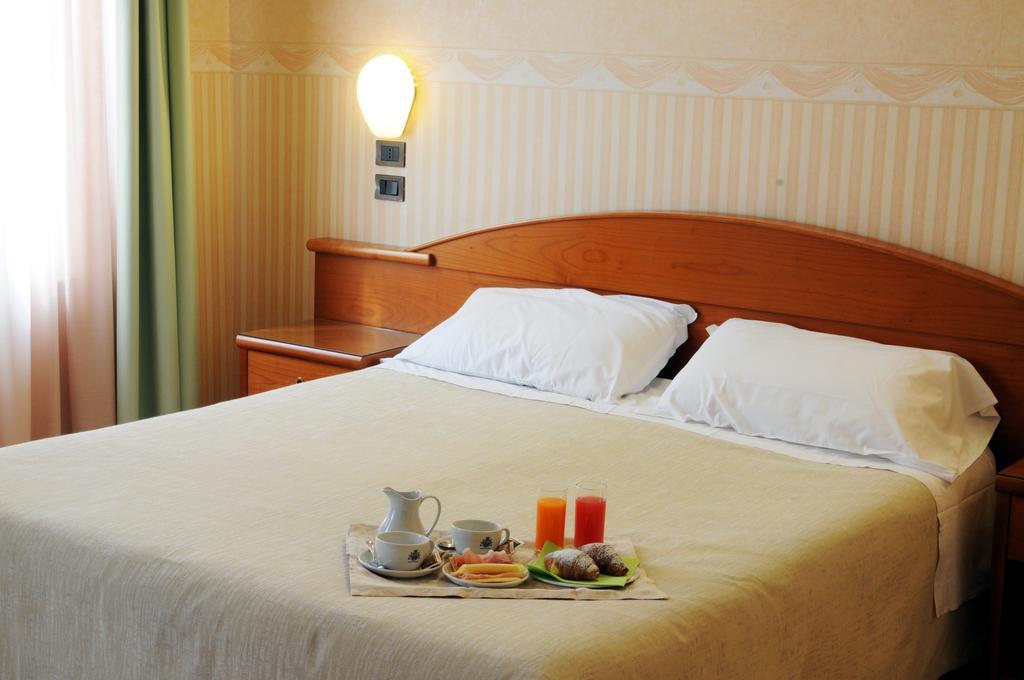 Hotel Button ปาร์มา ภายนอก รูปภาพ